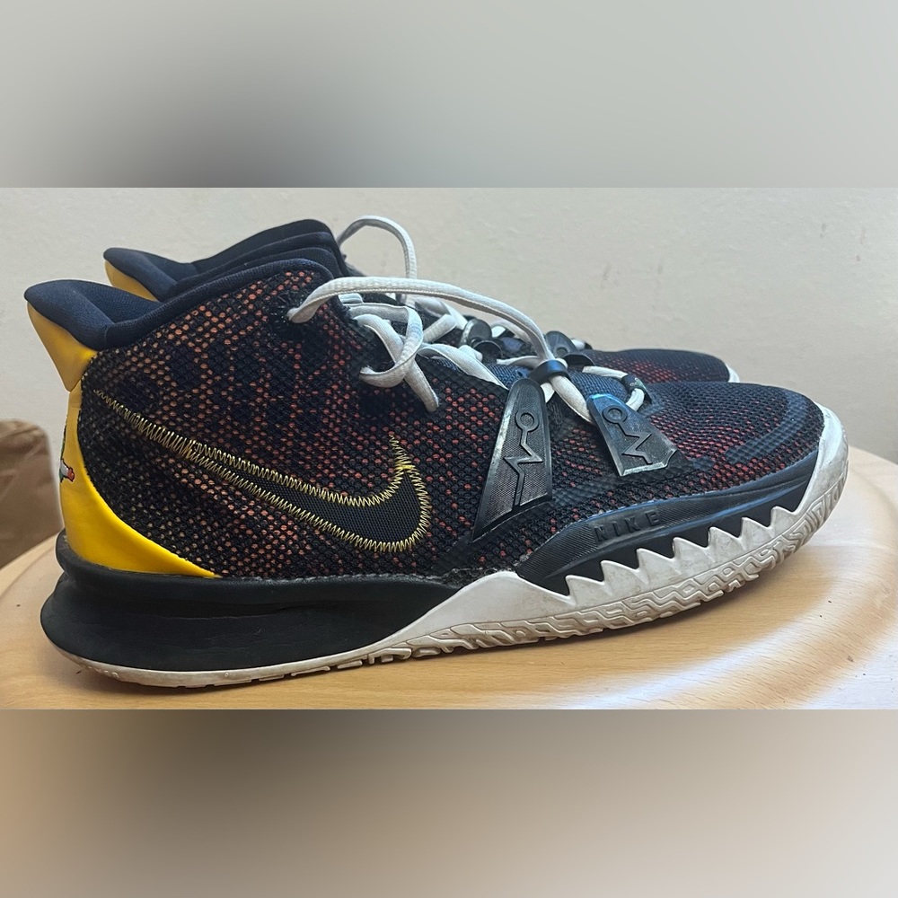 Nike Kyrie Rockwell Rayguns Size 7Y Women’s Size 8.5 EUC